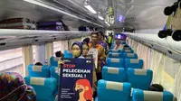 Petugas KAI bersama komunitas pecinta kereta api Java Trail melakukan kampanye anti kekerasan dan pelecehan seksual di Stasiun Bekasi. (Liputan6.com/Bam Sinulingga)