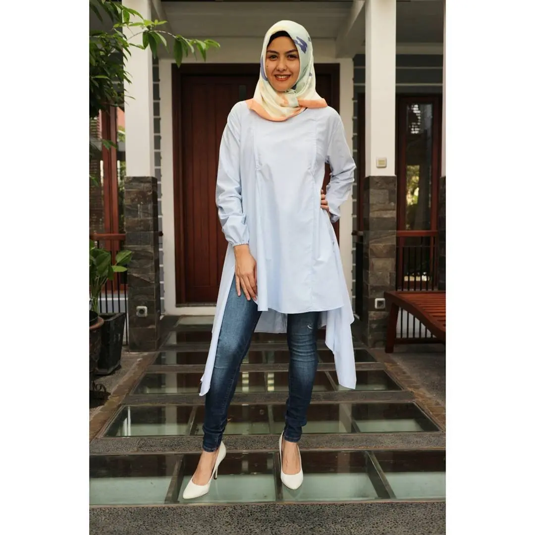 Gaya hijab yang mudah ala Revalina Temat. (sumber foto: @vatemat/instagram)