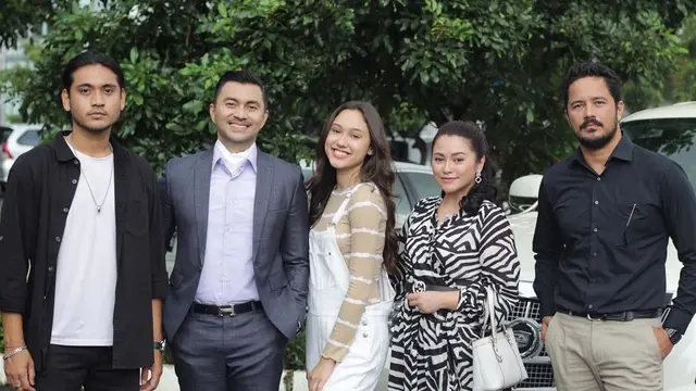 Berseteru di Sinetron, Ini 6 Potret Kebersamaan Anjasmara dan Fathir Muchtar