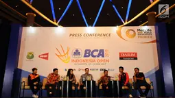 Pebulutangkis Indonesia, Barry Angriawan (kedua kanan) bersama perwakilan pelaksana BCA Indonesia Open 2017 memberi keterangan di Jakarta, Senin (22/5). Turnamen akan diikuti 310 pebulutangkis dari 21 negara. (Liputan6.com/Helmi Fithriansyah)