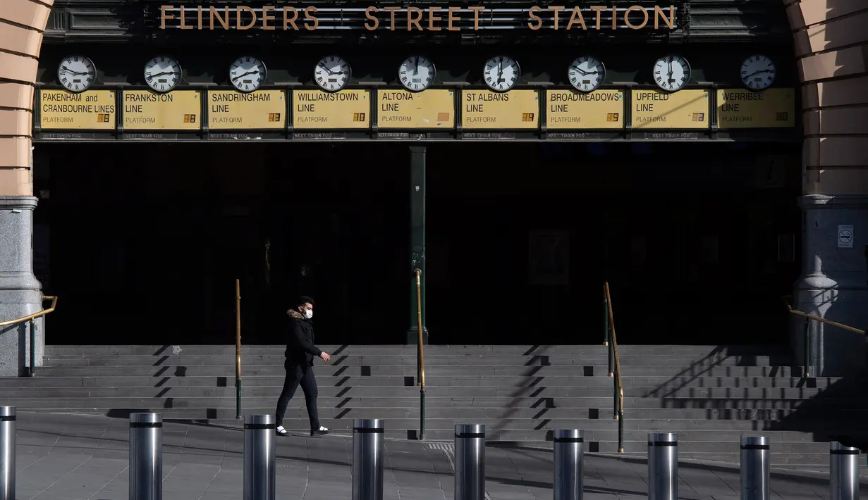 Stasiun Flinders Street sepi selama lockdown akibat penyebaran virus corona yang terus berlanjut di Melbourne, Kamis (6/8/2020). Negara bagian Victoria, hotspot COVID-19 di Australia, melakukan lockdown dan menutup bisnis ritel sebagai upaya mencegah penyebaran virus corona (AP Photo/Andy Brownbill)