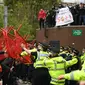 Sekitar 10.000 penggemar Manchester United menyerbu di luar Old Trafford, untuk menyuarakan penolakan mereka agar keluarga Glazer out. (Foto: AFP/Oli Scarff)