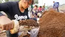 Warga membuat media tanam untuk jamur pangan di Wilayah Luannan, Provinsi Hebei, China utara (7/10/2020). Output tahunan dari berbagai jenis jamur pangan di wilayah tersebut mencapai lebih dari 10 juta kilogram. (Xinhua/Yang Shiyao)