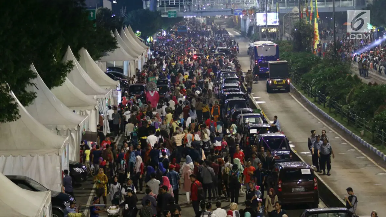 FOTO: Ribuan Warga Tumpah Ruah di Car Free Night Jakarta