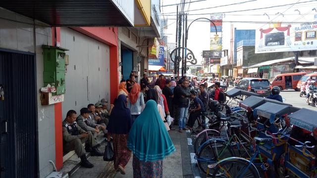 Puluhan aparat satpol PP dibantu Polisi dan TNI tengah berjaga dari datangnya PKL di sepanjang jalur Ahmad Yani, Garut, Jawa Barat