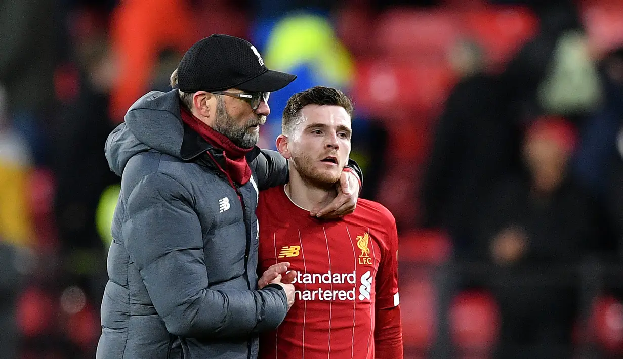 Manajer Liverpool Jurgen Klopp (kiri) merangkul pemain Liverpool Andrew Robertson usai dikalahkan Watford pada pertandingan Liga Inggris di Vicarage Road Stadium, Watford, Inggris, Sabtu (29/2/2020). Watford membantai Liverpool 3-0. (Justin TALLIS/AFP)