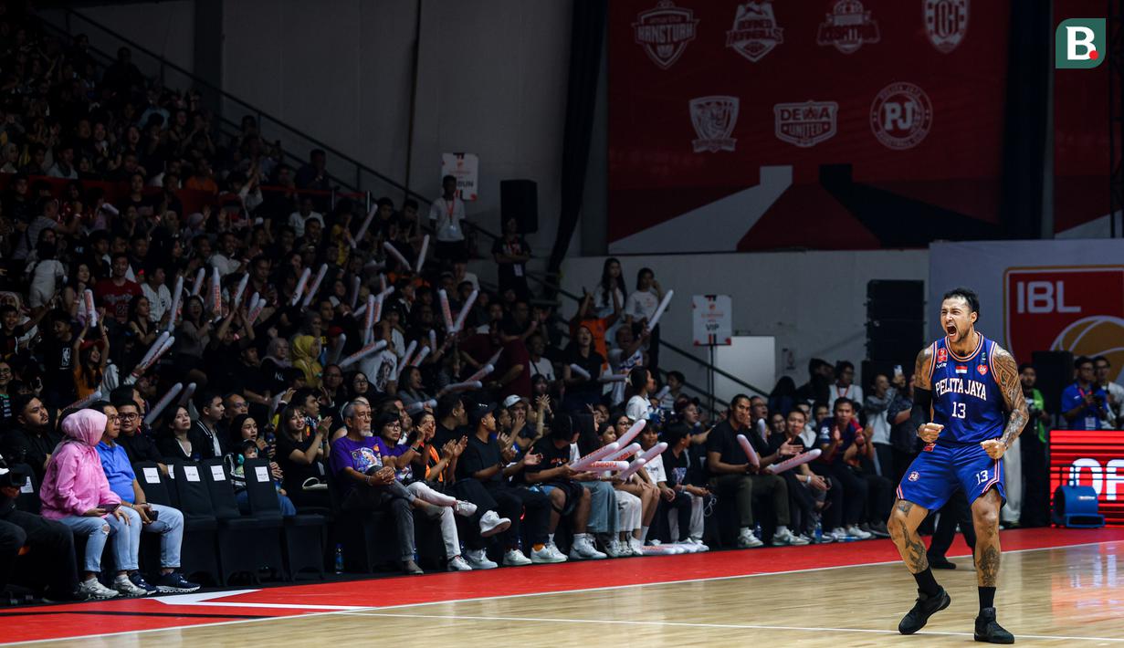 Pemain Pelita Jaya, Brandon Van Dorn Jawato melakukan selebrasi setelah mencetak poin saat laga gim ketiga final IBL All Indonesia 2024 melawan Satria Muda yang berlangsung di Hall Basket, Senayan, Jakarta, Sabtu (06/10/2024). Pelita Jaya menang dengan skor 75-70. (Bola.com/Bagaskara Lazuardi)