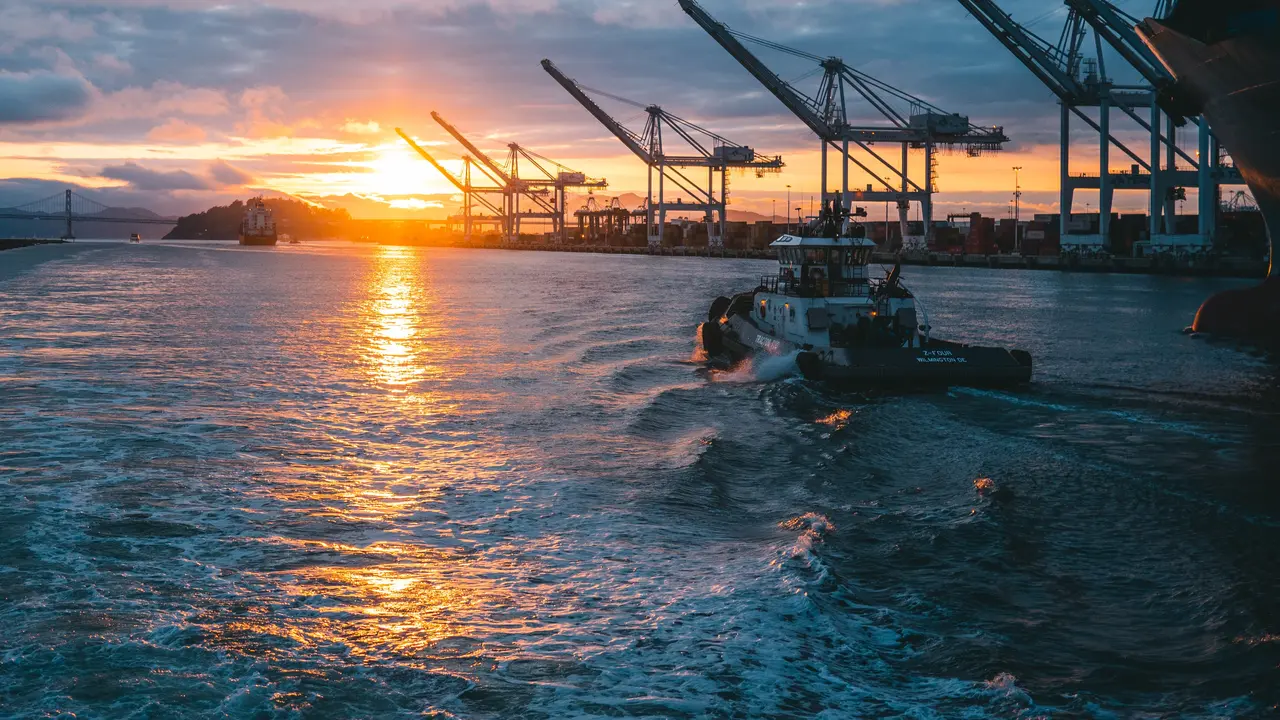 Harga Minyak Dunia. Foto: Freepik/wirestock