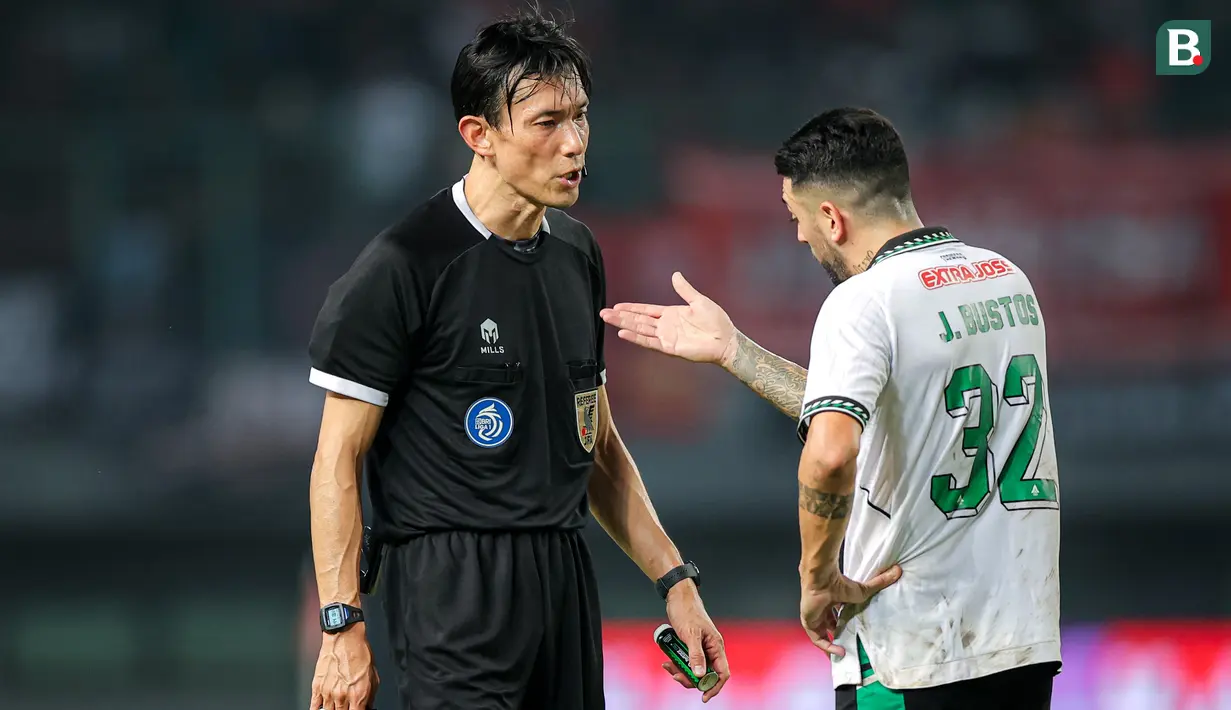 Wasit asal Jepang, Futoshi Nakamura, memimpin laga BRI Liga 1 2023/2024 antara Persija Jakarta versus PSS Sleman di Stadion Patriot Candrabhaga, Kota Bekasi, Sabtu (16/12/2023) malam WIB. (Bola.com/Bagaskara Lazuardi)
