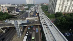 Kepadatan arus lalu lintas saat melintasi proyek Tol Jakarta-Cikampek II dan kereta api ringan (LRT) di Bekasi, Selasa (18/12). Penghentian pembangunan proyek di ruas tol Jakarta-Cikampek berlangsung hingga 1 Januari 2019. (Merdeka.com/Iqbal S. Nugroho)