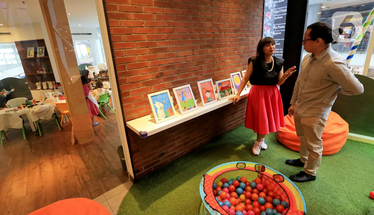 Founder and Art Director Ganara Art Studio Tita Djumaryo berbincang dengan Chief Business Development Ganara Art Studio Ranald Indra di Studio Ganara Art di PIK Avenue, Jakarta (14/06/2022). Studio baru Ganara Art dibangun sebagai sarana bagi individu dan keluarga untuk mewujudkan minat pada seni sekaligus sebagai tempat ‘melestarikan’ seni Indonesia melalui kegiatan-kegiatan kreatif. (Liputan6.com/Fery Pradolo)