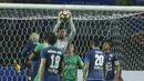 Kiper Bhayangkara FC, Awan Seto, mengamankan bola yang mengarah ke gawangnya saat pertandingan melawan Arema FC pada laga Liga 1 di Stadion Patriot, Bekasi, Jumat (4/8/2017). Bhayangkara FC menang 2-1 atas Arema FC. (Bola.com/M Iqbal Ichsan)