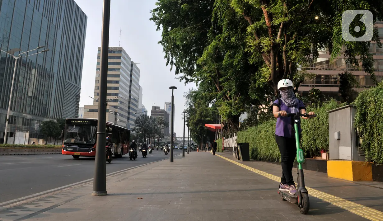 Pengguna jalan mengendarai otopet atau skuter listrik di Jakarta, Rabu (16/10/2019). Pemerintah Provinsi DKI Jakarta melalui Dinas Perhubungan menyiapkan regulasi untuk penggunaan skuter listrik di jalur sepeda. (merdeka.com/Iqbal Nugroho)