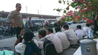 Pelajar yang diperkirakan berjumlah puluhan melakukan penyerangan kepada petugas kepolisian yang sedang berjaga di depan Gedung DPRD Medan.