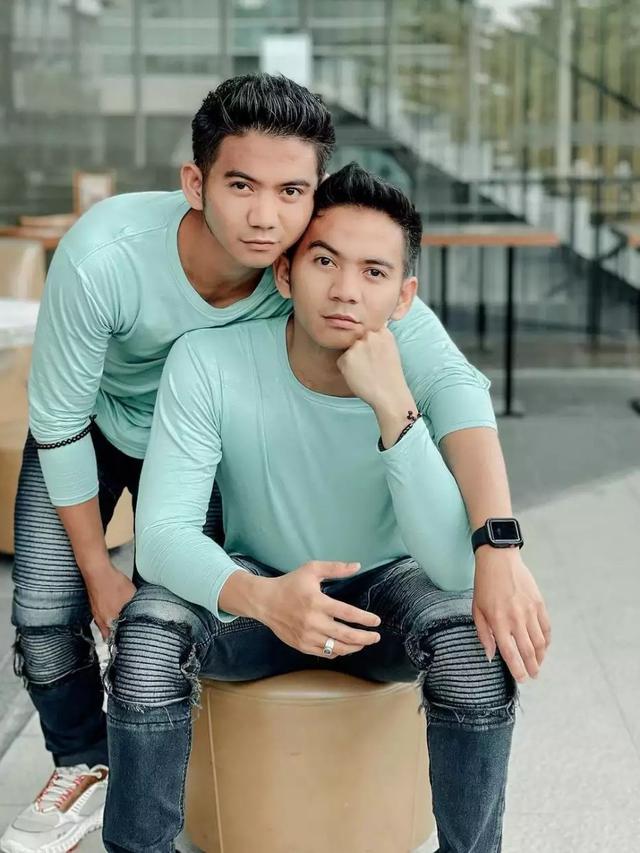 6 Potret Seleb Kembar Pakai Baju yang Sama, Semakin Sulit Dibedakan