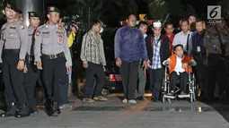 Tersangka korupsi e-KTP, Setya Novanto tiba di Gedung KPK dari Rumah Sakit Cipto Mangunkusumo (RSCM) menggunakan kursi roda pada, Minggu, (19/11). Setya Novanto datang menggunakan mobil tahanan KPK. (Liputan6.com/Herman Zakharia)