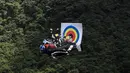 Penerjun melompat dari atas tebing mengenai target sasaran saat mengikuti Kejuaraan Dunia Wingsuit di pegunungan Tianmenshan, Hunan, China, 11 September 2017. Mereka melompat dari atas tebing dengan ketinggian kurang lebih 1.458 meter. (STR / AFP)