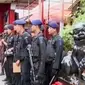 Polisi melakukan penyisiran di Kelenteng Dharma Bhakti, Petak Sembilan, Jakarta, menjelang puncak perayaan Imlek.
