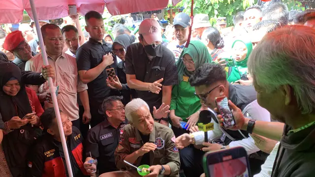 Ganjar Pranowo blusukan ke Pasar Palimo, di Kecamatan Kemuning, Kota Palembang, Sumatera Selatan, Jumat (2/2/2024).