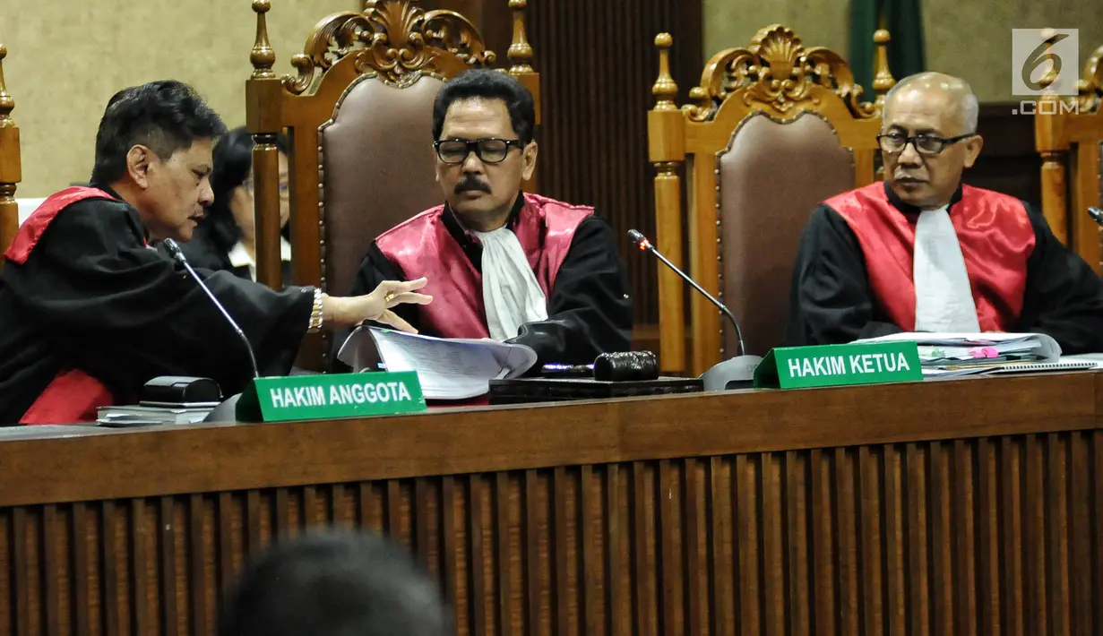 Majelis Hakim memimpin sidang pembacaan vonis dengan terdakwa dugaan gratifikasi dan suap pengesahan APBD Provinsi Jambi, Zumi Zola di Pengadilan Tipikor Jakarta, Kamis (6/12). Zumi Zola divonis dengan hukuman 6 tahun penjara. (Liputan6.com/Faizal Fanani)