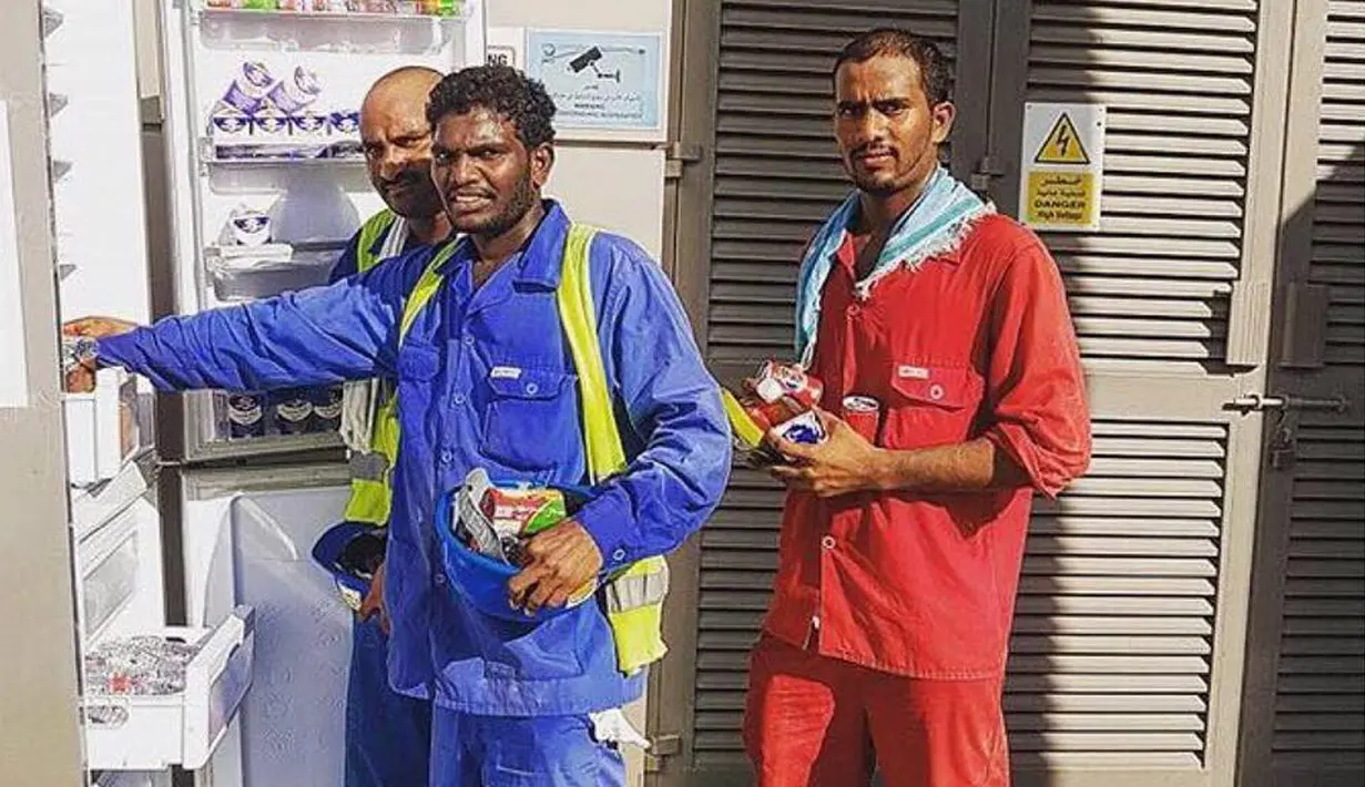 Sejumlah pekerja berpose di depan kulkas yang berisi makanan dan minuman untuk berbuka saat bulan Ramadan tahun lalu di Dubai. Tahun lalu, gerakan ini telah menyebarkan 170 kulkas di berbagai daerah. (www.instagram.com/ramadanfridgesdxb)