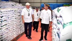 Presiden Joko Widodo atau Jokowi saat mengunjungi Kompleks Perdugangan Bulog Laende di Kabupaten Muna, Sulawesi Tenggara, Senin (13/5/2024). (Foto:  Vico - Biro Pers Sekretariat Presiden).