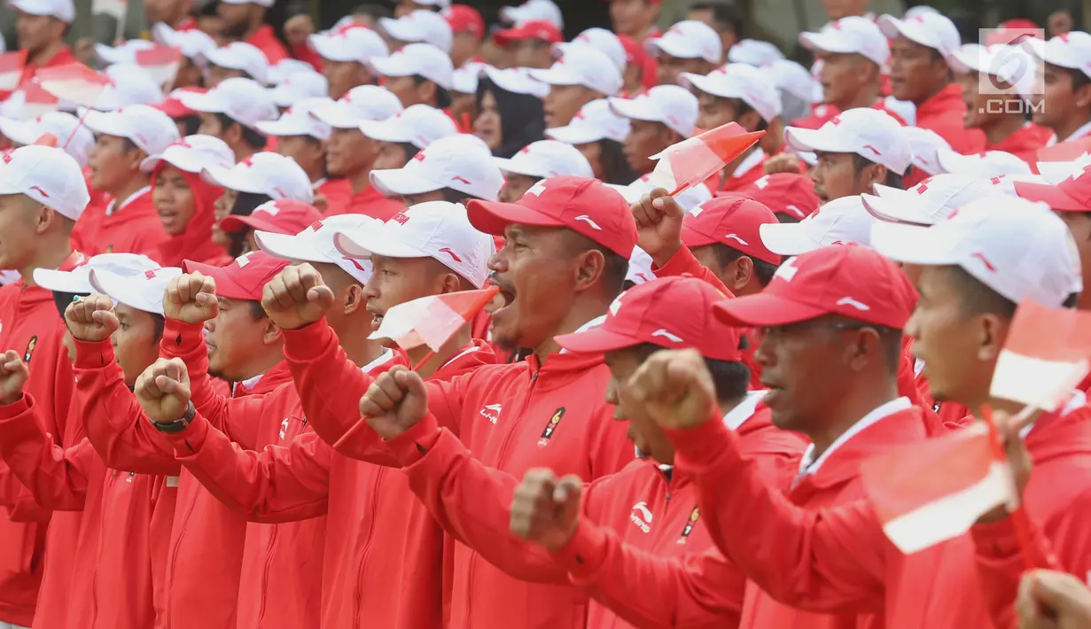 Sejumlah atlet dan official mengikuti acara pelapasan Kontingen Indonesia ke Asian Games 2018 Jakarta dan Palembang di Halaman Tengah Istana Merdeka, Jakarta, Rabu (8/8).  (Liputan6.Com/HO/Ricardo Edo)