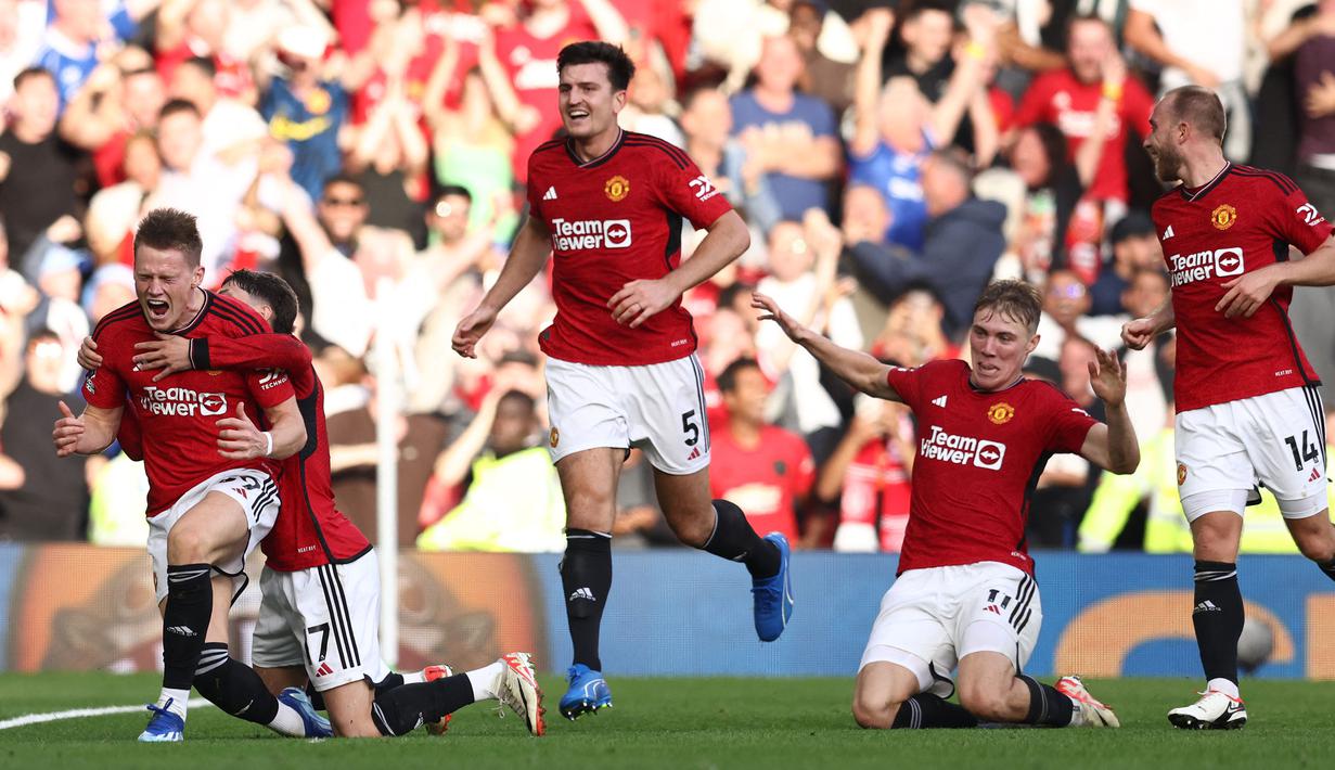 Manchester United menjadi tim keempat yang sukses memenangkan laga berkat dua gol penentu pada masa injury time di Liga Inggris musim 2023/2024. Momen itu terjadi masih pada pekan ke-8 saat MU menang 2-1 atas Brentford di Old Trafford Stadium (7/10/2023). Hingga penghujung waktu normal MU masih tertinggal 0-1. Pada masa injury time tuan rumah sukses mencetak dua gol melalui brace Scott McTominay pada menit ke-93 dan 97. (AFP/Darren Staples)