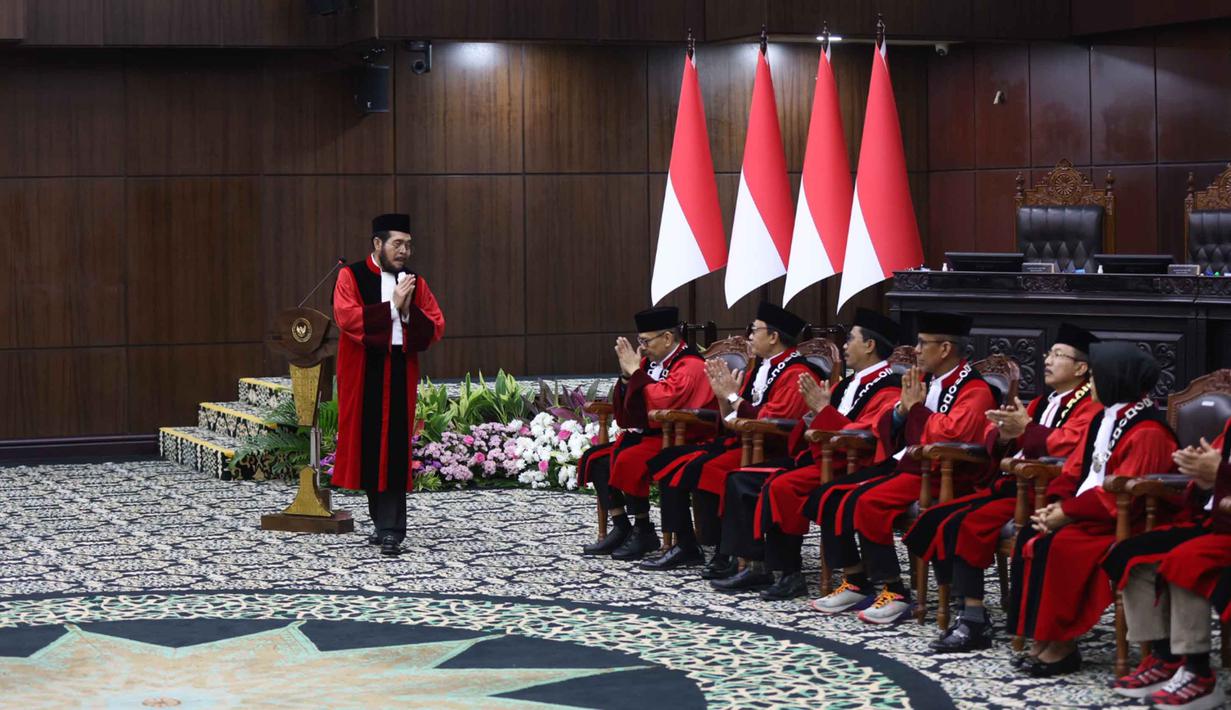 Prosesi wisuda purnabakti dilaksanakan di Ruang Sidang Mahkamah Konstitusi (MK), Jakarta, Senin (13/4/2026). Tampak dalam foto, Anwar Usman (kiri) saat mengikuti prosesi wisuda purnabakti di Ruang Sidang Mahkamah Konstitusi (MK), Jakarta, Senin (13/4/2026). (Kapanlagi.com/Budy Santoso)