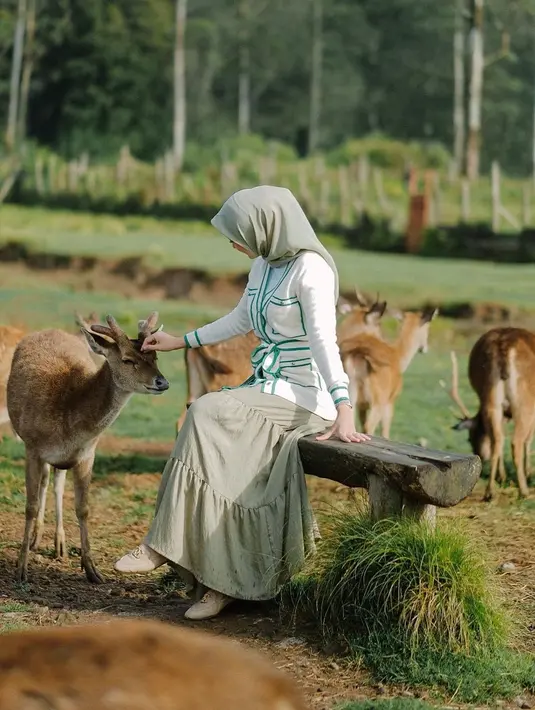 Outfit warna putih membuat tampilan hijab warna hijau lebih cerah dan segar (Foto: Instagram @indahnadapuspita)