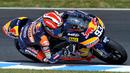 Marc Marquez memakai motor produksi Derbi bersama tim Red Bull Ajo Motorsport saat menjadi juara dunia 125cc musim 2010. Inilah gelar juara dunia pertama yang diraih Marc Marquez. (AFP/Kazuhiro Nogi)