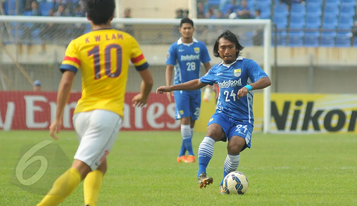 Aksi Hariono saat berlaga melawan Kitchee SC di Stadion Si Jalak Harupat, Bandung, Rabu (27/5/2015). Persib kalah 0-2 dari Kitchee SC dan tersingkir dari 16 besar AFC Cup 2015. (Liputan6.com/Herman Zakharia)