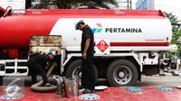 Petugas memindahkan BBM dari mobil tanki ke pom di SPBU, Jakarta, Kamis (5/1). Perubahan harga terhitung mulai pukul 00.00 WIB tanggal 5 Januari 2017. (Liputan6.com/Angga Yuniar)