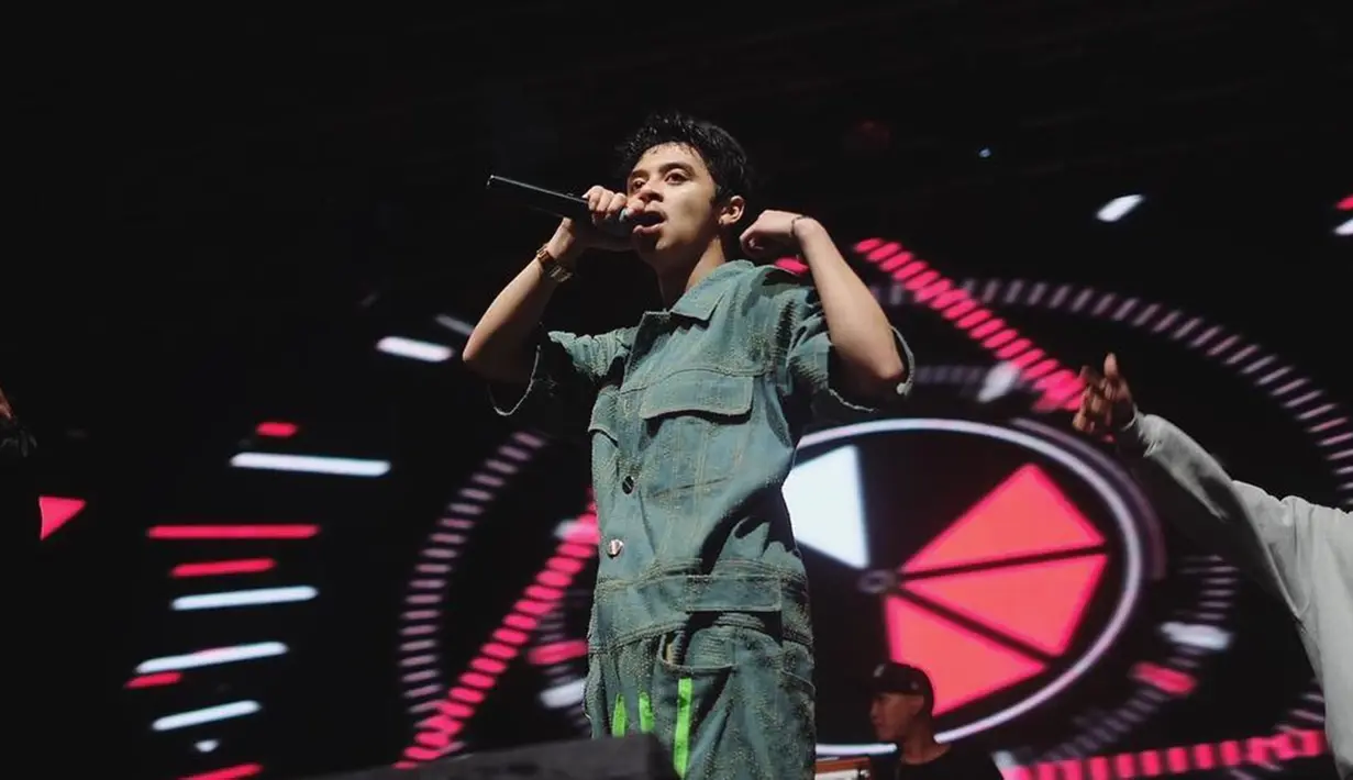 Bastian mengawali karirnya saat mengikuti ajang kompetisi Idola Cilik 2. Bukan hanya saat manggung saja, akan tetapi gaya Bastian sehari-hari pun terkesan santai. (Liputan6.com/IG/@bastiansteel)