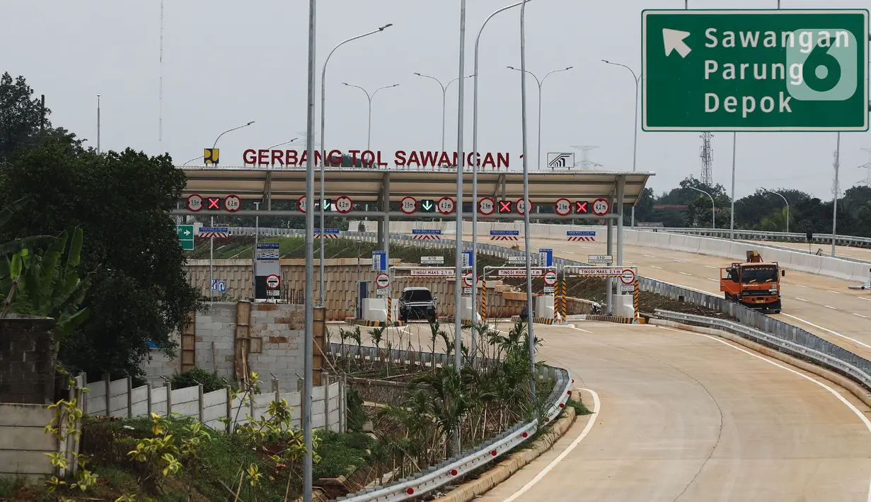 Mobil proyek terlihat di ruas Tol Depok-Antasari (Desari) seksi II, Depok, Jawa Barat, Jumat (1/5/2020). Tol Desari seksi II sepanjang 6,30 kilometer yang rencananya mulai beroperasi pada April 2020 ini, terpaksa ditunda karena pandemi COVID-19 dan penetapan PSBB. (Liputan6.com/Johan Tallo)