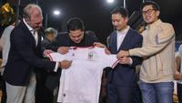 Ketua Umum PSSI, Erick Thohir, memegang jersey away Timnas Indonesia yang baru dilaunching oleh Kelme di Stadion Utama Gelora Bung Karno (SUGBK) Senayan, Jakarta, Kamis (12/3/2026) malam WIB. (Bola.com/Bagaskara Lazuardi)