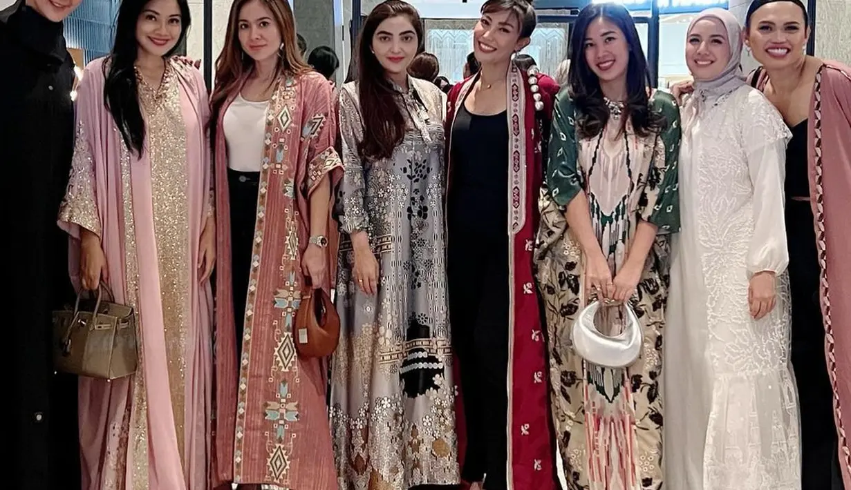 Paula Verhoeven pilih tampil merona dengan blushy cheek yang manis [@titi_kamall]