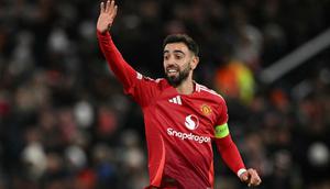 Gelandang Manchester United asal Portugal #08, Bruno Fernandes, memberi isyarat selama pertandingan Fase&nbsp;Europa League&nbsp;UEFA antara Manchester United dan Bodoe/Glimt di stadion Old Trafford di Manchester, Inggris barat laut, Jumat dini hari WIB (29/11/2024). (Oli SCARFF/AFP)