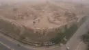 Pemandangan benteng kuno kota Kirkuk saat badai debu, di utara Irak (9/4/2022). Badai debu telah melanda sebagian besar Irak, meninggalkan puluhan orang di rumah sakit dengan masalah pernapasan. (AFP/Shwan Nawzad)