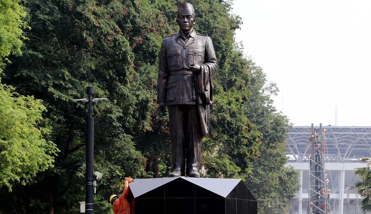 Pekerja membersihkan patung Presiden RI 1 Soekarno di depan Pintu 5 GBK, Jakarta, Rabu (11/7). Pemasangan Patung tersebut dilakukan jelang perhelatan bergengsi Asian Games pada 18 Agustus 2018 di Jakarta dan Palembang. (Liputan6.com/Johan Tallo)