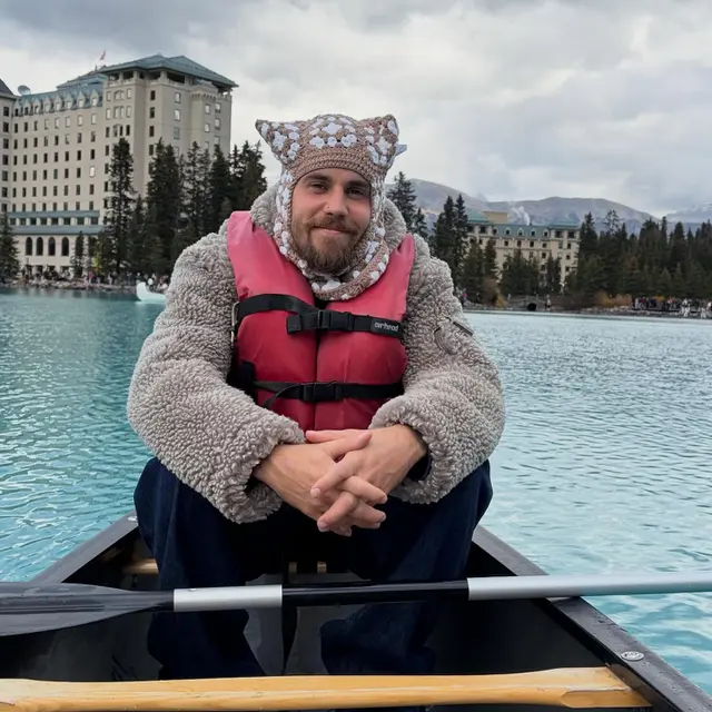 Potret Justin dan Hailey Bieber Rayakan Anniversary ke-7 dengan Gaya Outdoor Serasi dan Cozy