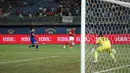 Pemain Timnas Indonesia Elkan Baggott (tengah) menendang bola saat melawan Nepal pada laga terakhir Grup A kualifikasi Piala Asia 2023 di Stadion Jaber Al Ahmad, Kuwait, Rabu (15/6/2022). Timnas Indonesia berhasil lolos ke Piala Asia 2023 usai kalahkan Nepal 7-0. (Dok. PSSI)