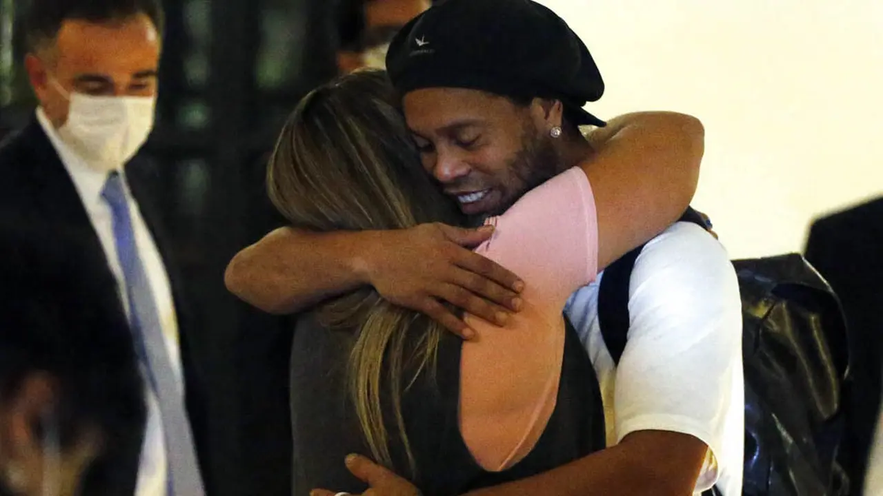 Ronaldinho Bebas dari Penjara Uruguay