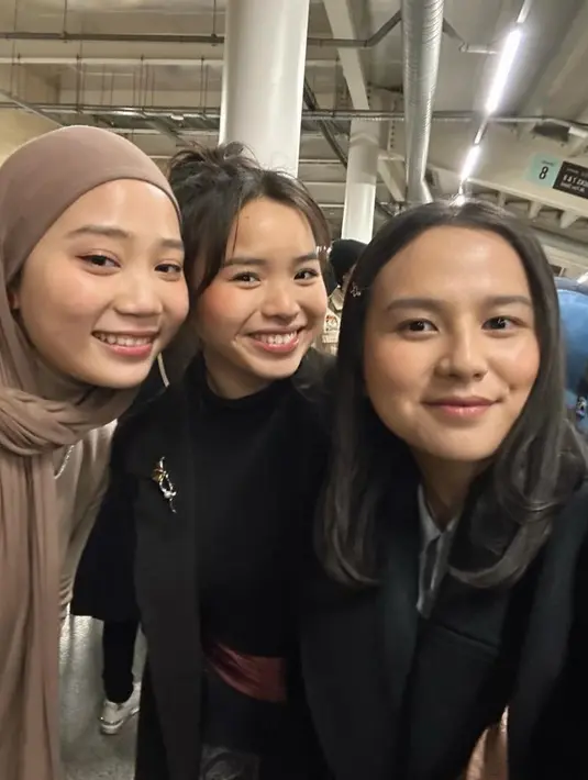 Zara —panggilan anak Ridwan Kamil juga datang ke TPS yang ada di Inggris. Ia tampil dengan busana bernuansa earth tone. [@namirazhra]