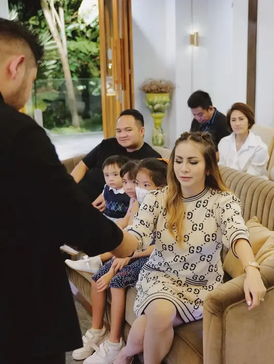 <p>Diusianya yang mendekat kepala empat, Momo tampil cantik dan berkelas. Disebelahnya ada dua anaknya, Abe dan Briel serta sang suami, Nicola Reza Samudra. [Instagram/therealmomogeisha]</p>