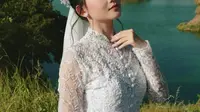 Penampilan anggun Natasha Wilona kenakan kebaya brokat dan veil bagai pengantin sembari mengekspos keindahan alam Indonesia. [@natashawilona12].