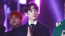 Saat pembukaan SBS Gayo Daejeon 2017, Jungkook BTS mengenakan Gucci Eco Cashmere Coat. Coat ini yang dikenakan Jungkook ini berharga Rp 76 juta. (Foto: koreaboo.com)