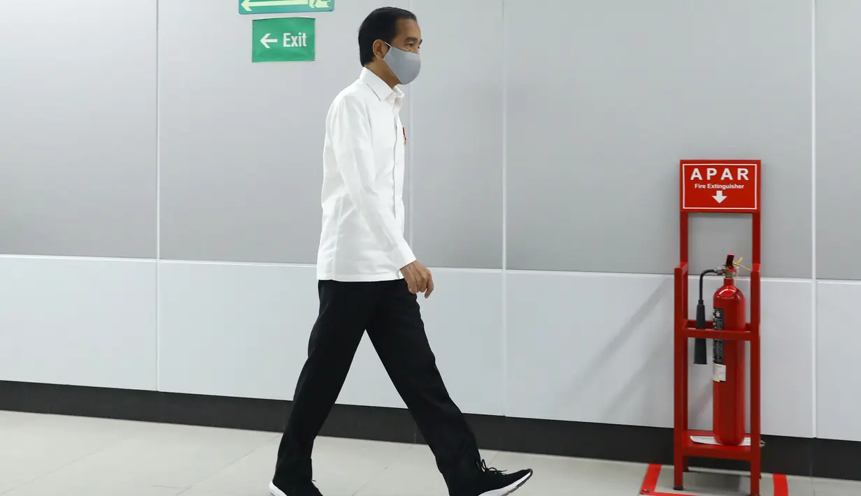 Presiden Joko Widodo atau Jokowi meninjau kesiapan penerapan prosedur standar New Normal di Stasiun MRT Bundaran HI, Jakarta, Selasa (26/5/2020). Jokowi melakukan peninjauan kesiapan penerapan prosedur standar new normal di stasiun tersebut. (Tribunnews/Irwan Rismawan/Pool)