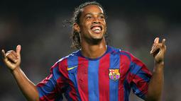 Ronaldinho meraih penghargaan Ballon d'Or 2005 setelah mampu mengantarkan Barcelona meraih gelar Liga Spanyol, Liga Champions, dan Liga Super Spanyol, serta Piala Konfederasi FIFA untuk Timnas Brasil pada musim 2004/05. Padahal, saat itu nilai pasarnya masih mencapai 54 juta euro. (AFP/Lluis Gene)