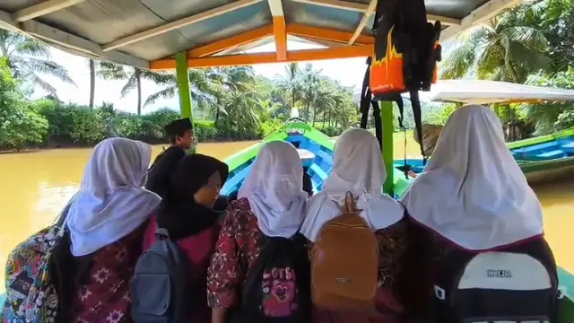 Pelajar dan Warga Sukabumi Terpaksa Gunakan Perahu Usai Jembatan Putus